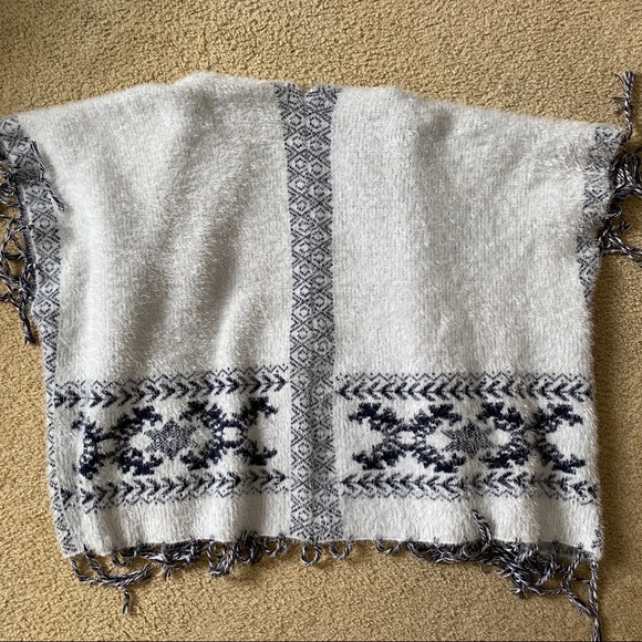 Maccine Shawl/Poncho - Picture 8 of 8